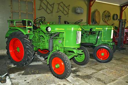 De complete collectie trekkers staat in een vroegere varkensstal. Net niet zichtbaar op de foto is de Deutz D55 van Joan.