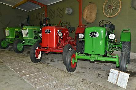De complete collectie trekkers staat in een vroegere varkensstal. Net niet zichtbaar op de foto is de Deutz D55 van Joan.