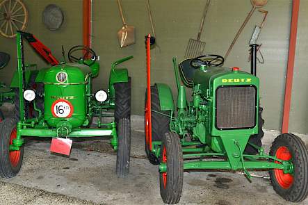 Twee van de drie Deutz trekkers van Joan: links een D15, rechts een watergekoelde F1m414.
