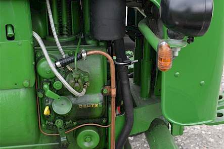 De GeDe11 heeft een &eacute;&eacute;ncilinder 11 pk Deutz motor.