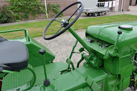 De GeDe11 heeft een &eacute;&eacute;ncilinder 11 pk Deutz motor.