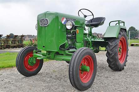 De groene GeDe11 is een zeldzame trekker. Jan Huls kocht hem van iemand die hem in een verkeerde kleur groen (John Deere groen) had gespoten. Jan heeft hem weer zijn originele GeDe groen gegeven.