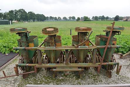 Deze aardappelpootmachine is het volgende restauratieproject waar Corn&eacute; zich op gaat storten.