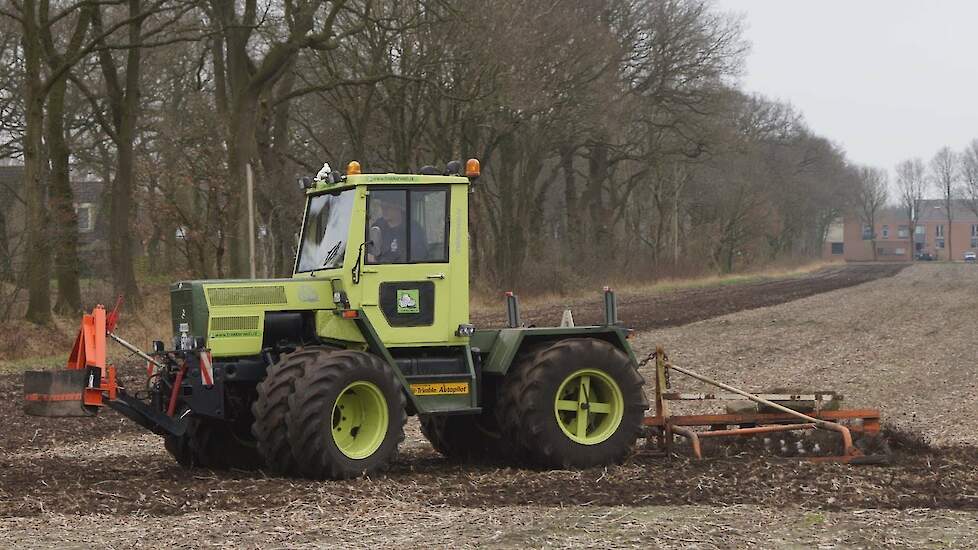 MB-Trac 800 aan het messen eggen - Trekkerweb.nl