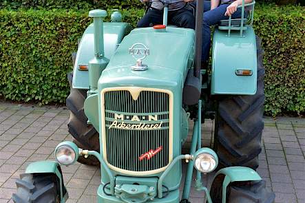 De drie gerestaureerde M.A.N.'s van vader Frans en zoon Joos Geens op een rijtje. Van groot naar klein zijn het een 4R2, een 2L2 en een 2F1s.