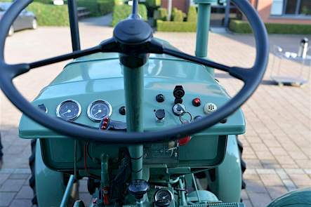 Het eenvoudige dashboard van de 4R2, normaal voor een trekker uit de jaren vijftig, maar al wel met een toerentellertje.
