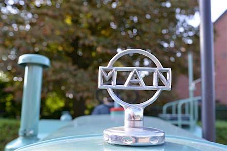 Het embleem van M.A.N. pronkt voorop de motorkap.