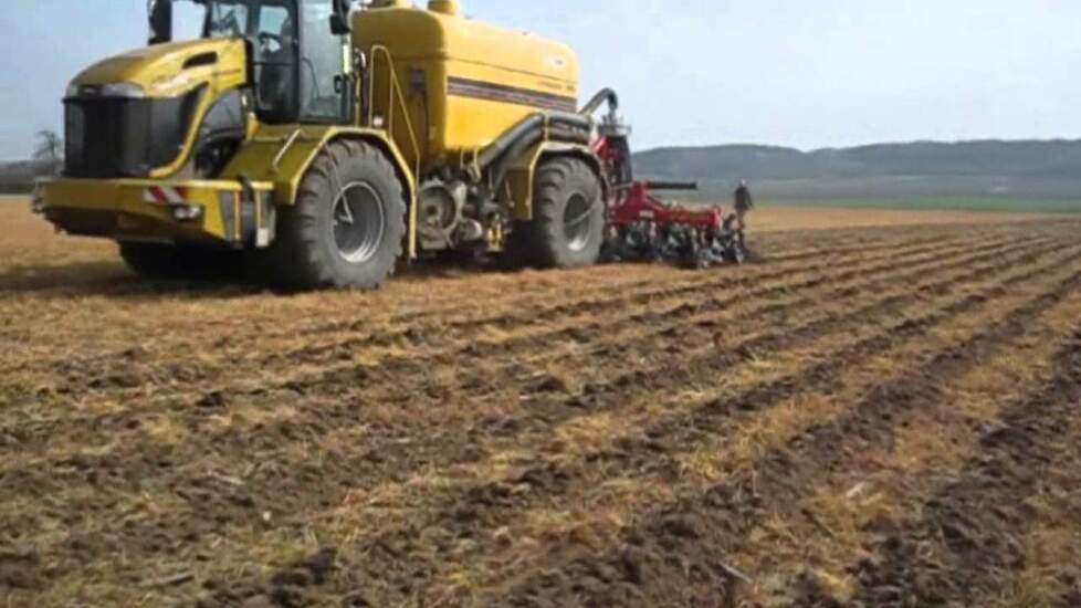 Strip-till bemesten met Terra Gator - Trekkerweb.nl