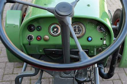 Het dashboard van de Fendt. Volgens het urentellertje heeft de trekker, die uit 1962 dateert, nog maar goed zesduizend uren gedraaid.