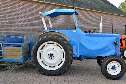 De Fordson Major herinnert eveneens aan d e loonwerker van vroeger. 'Hij had er een Atlaskraantje op. Daar heb ik later zelf ook nog veel meegewerkt'.