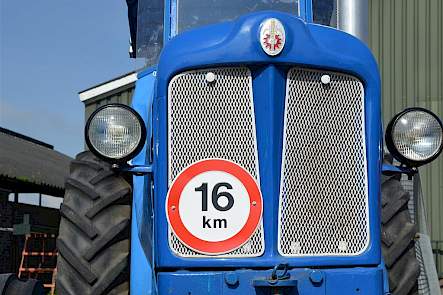 De Fordson Major is van 1955 en heeft een vier cilinderdieselmotor van 53pk.