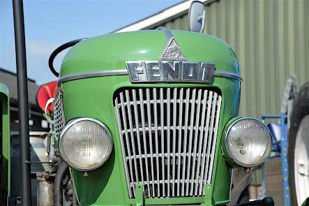 De neus van de Fendt met de kenmerkende koplampen.