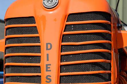 De neus van de Zetor met de duidelijke aankondiging dat het een diesel is. Dat was in de tijd dat de Zetor gebouwd werd, 1948, nog een bijzonderheid. De meeste trekkers liepen toen op petroleum of benzine.