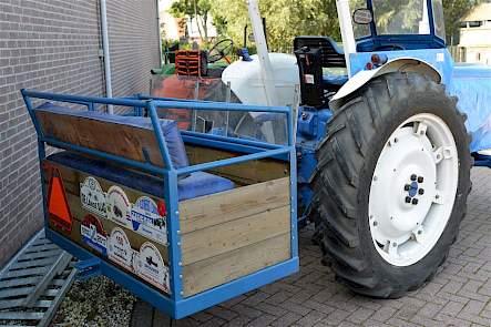 Dit bakje achterop de Fordson maakte Lekkerkerker zelf. Hij laadt er af en toe zijn kleinkinderen in om een ritje te maken over de dijk langs de rivier de Lek en dan gaan ze steevast een ijsje eten bij de pont in Schoonhoven.