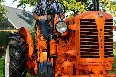 Joop Lekkerkerker begon een jaar of vijf geleden met het verzamelen van oldtimertrekkers. Eerst kwam de Zetor, toen de Fordson en als laatste de Fendt.
