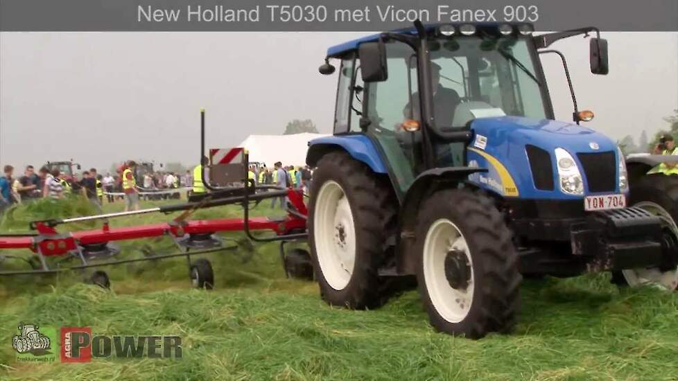 New Holland T5030 met Vicon Fanex 903