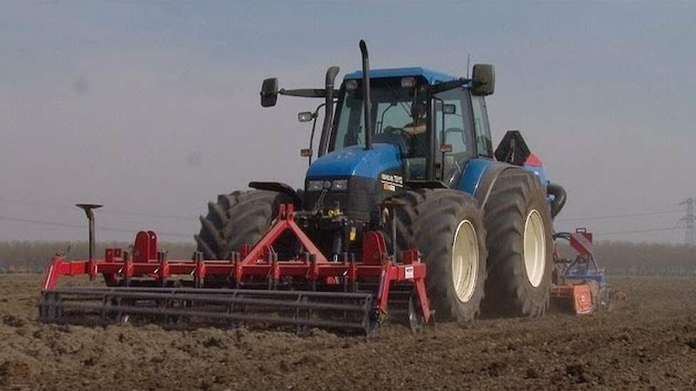 New Holland TS 110 met Lemken Solitair 9