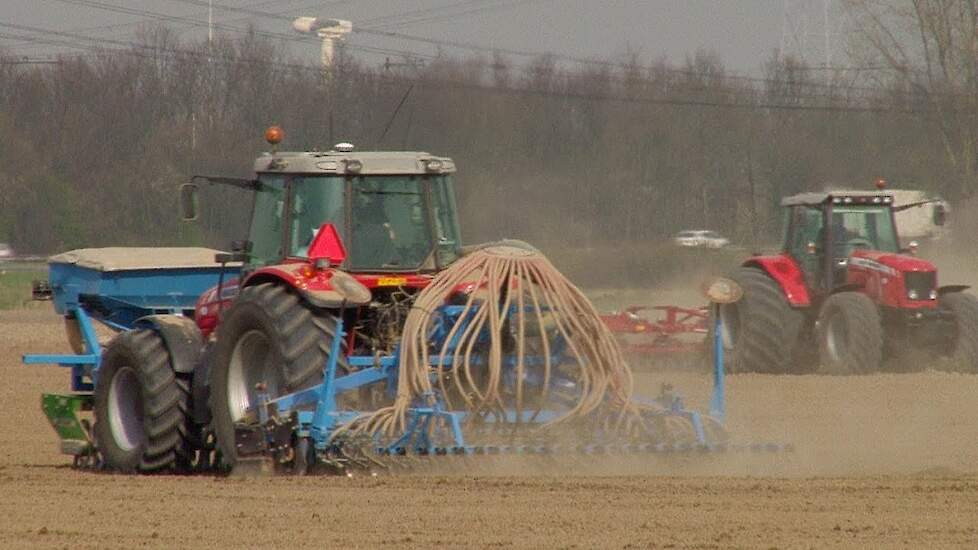 3 Massey Fergusons aan het werk