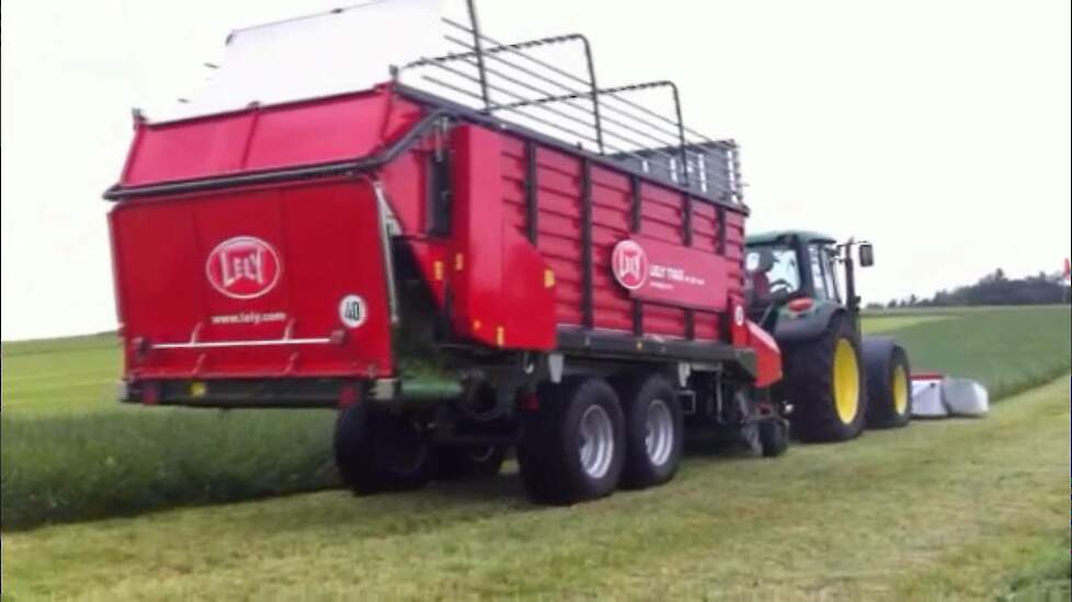 John Deere 6330 met Lely Tigo en Lely frontmaaier - Trekkerweb.nl