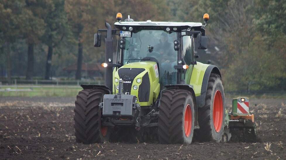 Claas Arion 650 met AmazoneTrekkerweb