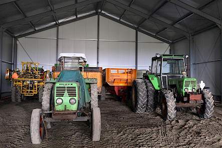 Deutz is het hoofdmerk op het akkerbouwbedrijf van Leo van Nieuwenhuijzen. Hij heeft er in totaal vijf, waaronder deze 6806 (midden) en  8006. Links achter de spuit staat een Intrac en in een andere schuur staan nog twee DX'en, een 6.50 en een 6.30.