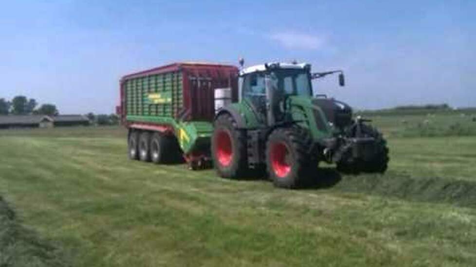 Fendt 824 met 3 assige opraap wagen - Trekkerweb.nl