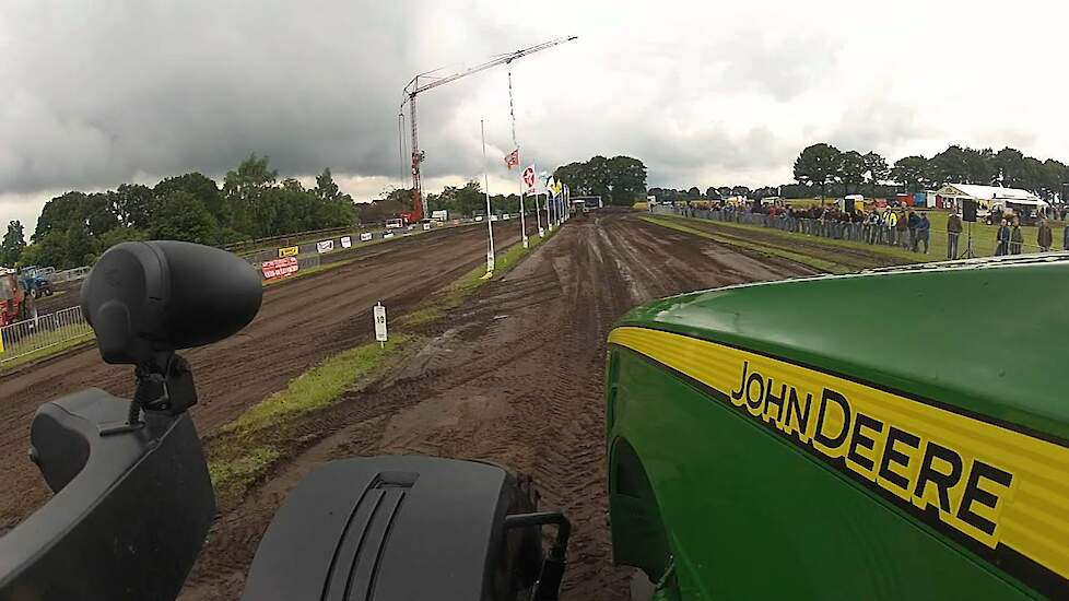 On board John Deere 8335R Trekkerweb trekkerslep tractorpulling