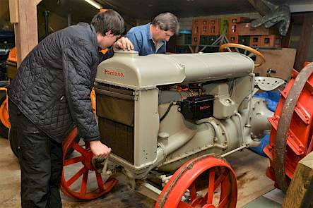 Vader John en zoon Jermaine maken aanstalten om de uit 1921 daterende Fordson F te starten.