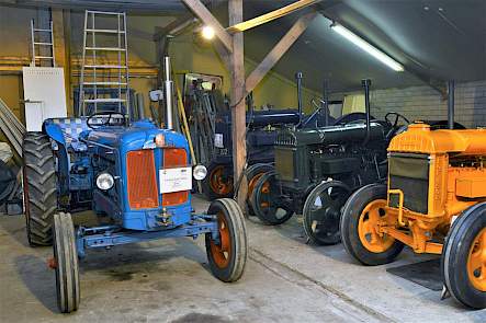 John Fishwick heeft zijn trekkers gestald in een lege schuur bij een boerderij in Moergestel. De Super Major is de enige diesel in zijn collectie, alle andere trekkers lopen op petroleum.