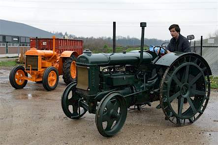 De twee Fordsons N, de groene is van 1943, de oranje dateert uit 1938. De kleur oranje heeft Fordson maar negen maanden gevoerd, daarna werden ze onder druk van de oorlogsdreiging groen. Die kleur viel minder op.