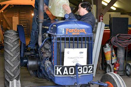 Voor de Fordson Major E27N naar buiten wordt gereden, moet eerst petroleum worden bijgevuld.