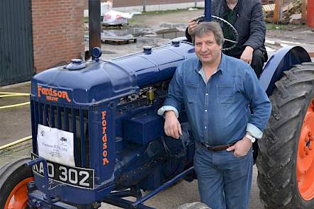 John Fishwick heeft zijn trekkers gestald in een lege schuur bij een boerderij in Moergestel. De Super Major is de enige diesel in zijn collectie, alle andere trekkers lopen op petroleum.