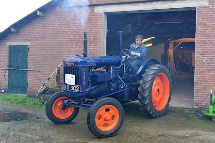 Zolang een petroleummotor niet echt warmgedraaid is, blijft hij flink roken.