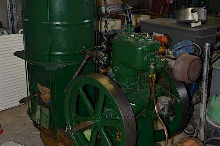 Deze stationaire Listermotor komt van de ouderlijke boerderij van Fishwick in Engeland. Daar werd de motor onder andere gebruikt om een graanmolentje aan te drijven.