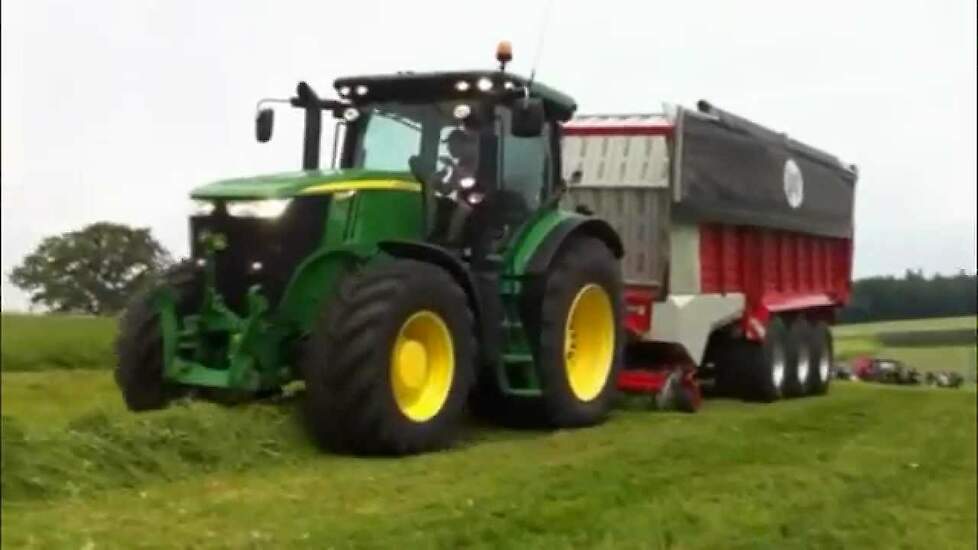 John Deere 7230R met Lely XR100 dubbeldoelwagen - Trekkerweb.nl