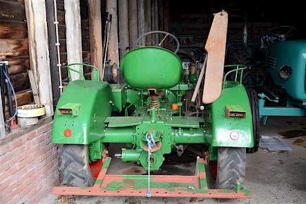 Deze Hela D12s herinnert Verwoert aan de allereerste trekker die ooit op de ouderlijke boerderij werd aangeschaft. Let op de voorgevormde zitting van de wielstoeltjes.