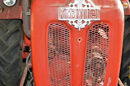 De neus met logo van de rode Kramer.