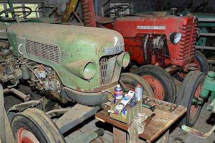 Een Fendt Fix 2 en een McCormick D219. Die laatste trekker heeft Verwoert's schoonvader ooit nieuw aangeschaft.