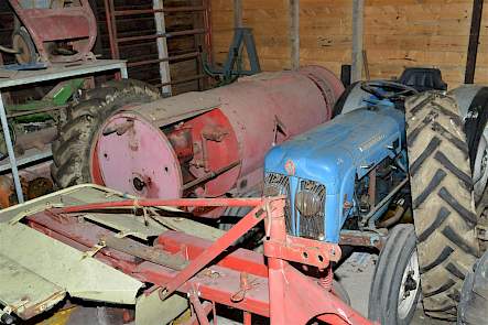 Verwoert komt uit de Betuwe, de fruittuin van Nederland. Dat verklaart waarom een deel van de collectie oldtimers, waaronder deze Fordson Dexta, smalspoortrekkers zijn. Naast de Dexta een spuit met achterop een haspel voor de slangen waarmee in hoogstamboomgaarden werd gespoten.