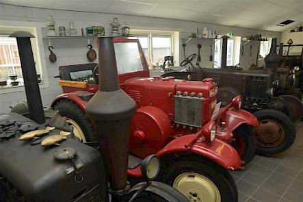 Het Lanz-Bulldogmuseum is gevestigd in een zaal van het hoofdgebouw van recreatiebedrijf 't Akkertien in Vollenhoven.