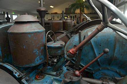 Aan meters en tellers op trekkers deden ze voor de oorlog niet. De bestuurder van deze Lanz uit 1929 had als dashboard het luchtfilter voor zijn neus staan.