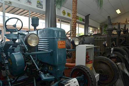 De trekker met de smalle neus is een Lanz D5506 Allzweck-Bauern-Bulldog uit 1951. Deze trekker is een zogenoemde zijgloeier omdat de gloeikop aan de zijkant zit.