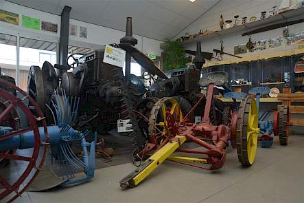 Spans heeft ook nog wat werktuigen van Lanz waaronder een aardappelrooier en twee getrokken maaibalken voor een paard.