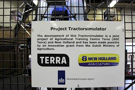 New Holland, MBO Terra en het ministerie hebben samen met het Groninger softwarebedrijf 3iSIM samen aan deze vinding. Aan de buitenkant is de verkeersomgeving van de trekker ook zichtbaar, zij het in spiegelbeeld