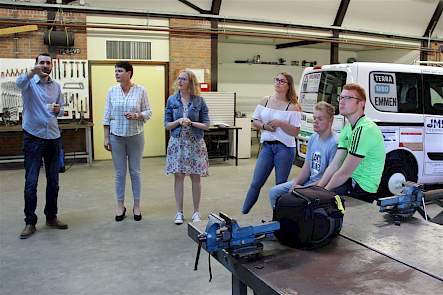 Tweede van links docente Thea Otten die met name leerlingen van niveau 2 in loonwerk, veehouderij en akkerbouw begeleidt (maar niet de instructeur is).