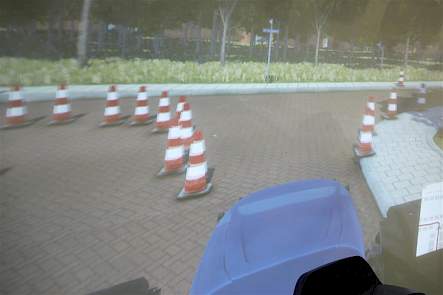 Leerlingen die al hun trekkerrijbewijs hebben, vinden het een aparte ervaring om in de simulator te zitten. Overigens moeten beginners &eacute;&eacute;rst hun theorie hebben gehaald, alvorens ze in de simulator mogen.