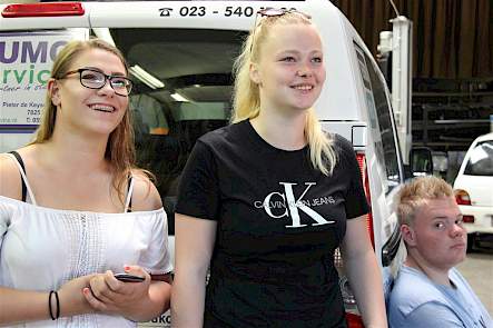 Toekomstige melkveehoudster Celine Steffens (links) heeft net als Jessica Martens nog geen rijbewijs, maar beiden vinden het een zeer aparte en bijzondere ervaring in de simulator