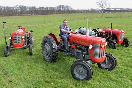 Zoon Dennis is al net zo'n fervent liefhebber van Massey-Ferguson als zijn vader Gerard.
