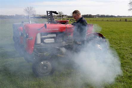 De tweetakt Hanomagdiesel van de MF 821 produceert een hoop rook als hij wordt gestart.