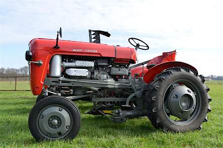 De Franse Massey-Ferguson 821D uit 1958 is op de motorkap en de spatborden na dezelfde trekker als een Massey-Harris Pony.